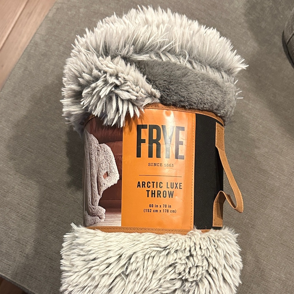 Frye Arctic Luxe Plush Throw Blanket - Gray